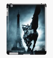 Eiffelturm Paris Nebel iPad-Hülle & Skin