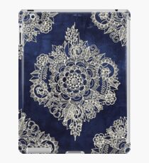 Creme marokkanisches Blumenmuster auf tiefe Indigo-Tinte iPad-Hülle & Klebefolie