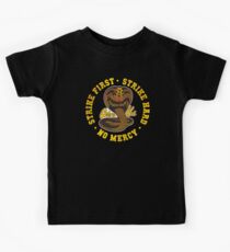 Cobra Kai - Strike First - Strike Hard - Keine Gnade - HD Distressed Variante Kinder T-Shirt