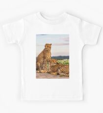 Geparden unter afrikanischen Wildblumen Kinder T-Shirt