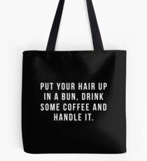 Setzen Sie Ihr Haar in ein Brötchen, trinken Sie etwas Kaffee und behandeln Sie es. Tote Bag