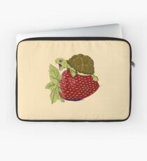 Schildkröte auf einer Erdbeere Laptoptasche