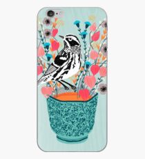 Tee und Blumen - Schwarz-Weiß-Trällerer von Andrea Lauren iPhone-Hülle & Cover