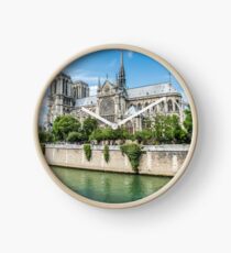 Kathedrale von Notre Dame in Paris und in der Seine Uhr