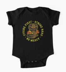 Cobra Kai - Strike First - Strike Hard - Keine Gnade - HD Distressed Variante 2 Kurzärmeliger Einteiler