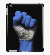 Vinilo o funda para iPad Bandera de El Salvador en un puño cerrado