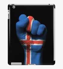 Flagge von Island auf einer angehobenen geballten Faust iPad-Hülle & Klebefolie
