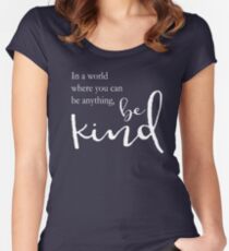 In einer Welt, in der du alles sein kannst, sei freundlich Tailliertes Rundhals-Shirt