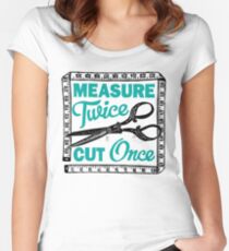 Camiseta entallada de cuello redondo El lema de costura, confección y acolchado mide dos veces