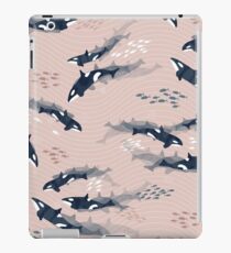 Orca in Bewegung / Blush Ozean Muster iPad-Hülle & Skin