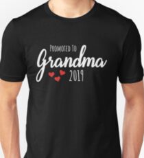 Promoted To Grandma 2024 Expectant Granny Uni T Shirt