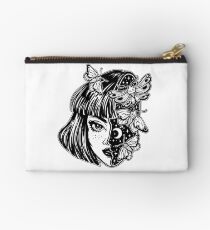 Bolso de mano Retrato de la bruja surrealista mágica niña con una cabeza como el cielo nocturno lleno de mariposas polilla.