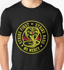 Cobra Kai Strike Hard Strike Zuerst keine Gnade Unisex T-Shirt