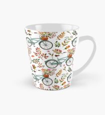 Taza cónica Paseo en bicicleta de otoño sobre fondo blanco