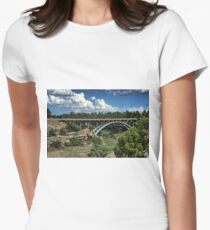 Castlewood Schlucht-Brücke Tailliertes T-Shirt für Frauen
