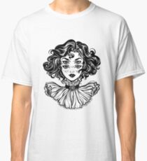 Camiseta clásica Retrato gótico de la cabeza de la muchacha de la bruja con el pelo rizado y cuatro ojos.