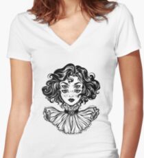 Camiseta entallada de cuello en V Retrato gótico de la cabeza de la muchacha de la bruja con el pelo rizado y cuatro ojos.
