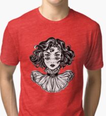 Gotisches Hexemädchen-Kopfporträt mit dem gelockten Haar und vier Augen. Vintage T-Shirt