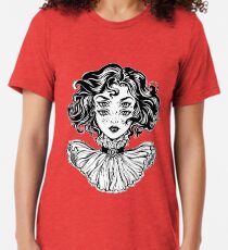 Gotisches Hexemädchen-Kopfporträt mit dem gelockten Haar und vier Augen. Vintage T-Shirt