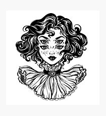 Lámina fotográfica Retrato gótico de la cabeza de la muchacha de la bruja con el pelo rizado y cuatro ojos.