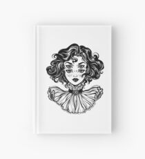 Portrait de tête de fille de sorcière gothique avec des cheveux bouclés et quatre yeux. Carnet cartonné