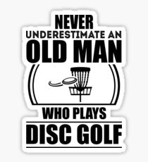 Pegatina Nunca subestime a un anciano que juega Disc Golf V5