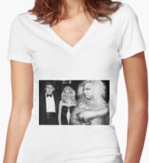 Göttlich trifft Trumpf Tailliertes T-Shirt mit V-Ausschnitt