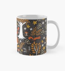 Füchse, die in einen Wald der Fall-Bäume laufen Tasse (Standard)