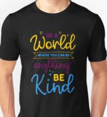 In einer Welt, wo du alles sein kannst, sei nett Slim Fit T-Shirt