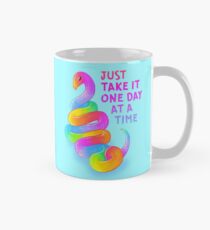 Taza clásica "Solo tómalo un día a la vez" Rainbow Snek