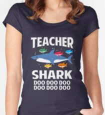 Camiseta entallada de cuello ancho Profesor Shark Funny Teaching Baby Shark