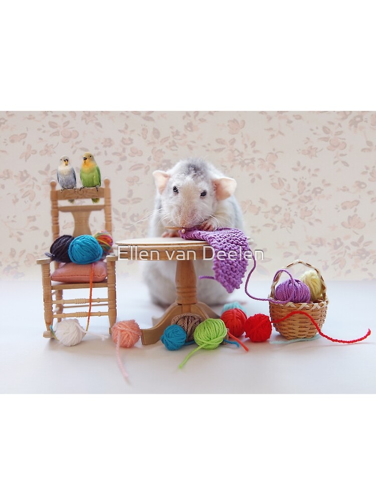 Rosie knitiing with friends by Ellen