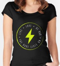 Camiseta entallada de cuello ancho Vivir. Amor. Sé Rad.