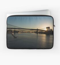 Funda para portátil Soaring - Brooklyn Bridge Amanecer con una gaviota