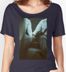 Schwulenhochzeits-Bräutigame halten Hände in analogem lgbt Heiratfoto des Autos c41 Filmfeinkunst Loose Fit T-Shirt