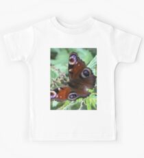 Photo macro shot butterfly peacock butterfly Kids Tee