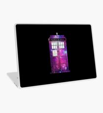 Öffentlicher Telefonkasten der sternenklaren Polizei. Laptop Folie