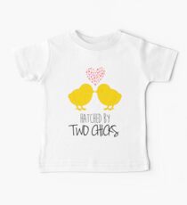Von zwei Küken geschlüpft Baby T-Shirt