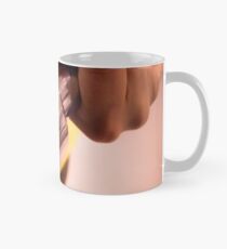 Sportliche athletische Frau im Training Tasse