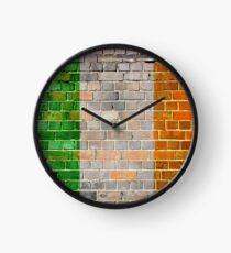 Reloj Bandera de Irlanda en una vieja pared de ladrillo