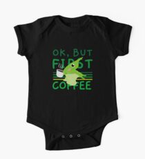 Dino OK, aber erster Kaffee Dino Drink Kaffee Baby Body Kurzarm