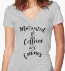 Camiseta entallada de cuello en V Motivado por la cafeína y los caninos: para los amantes del café y los perros