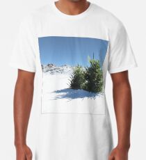 Schnee bedeckt im Sommer mit Bäumen Longshirt