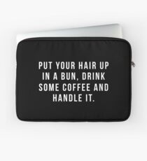 Setzen Sie Ihr Haar in ein Brötchen, trinken Sie etwas Kaffee und behandeln Sie es. Laptoptasche