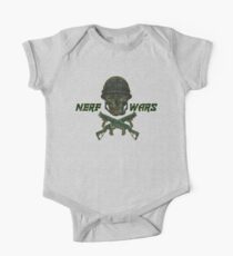 Nerf Wars Gekreuzte Pistole und Schädel Baby Body Kurzarm