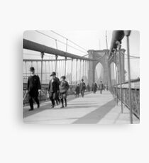 Lienzo Peatones del puente de Brooklyn, 1909. Foto de época