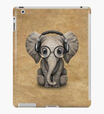 Netter Baby-Elefant DJ, der Kopfhörer und Gläser trägt iPad-Hülle & Klebefolie