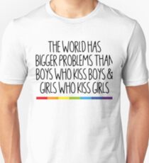 Die Welt hat größere Probleme als Jungen, die Jungen-Hemd küssen Slim Fit T-Shirt