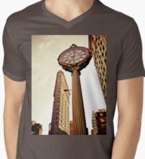 Camiseta para hombre de cuello en v Flatiron Building and 5th Avenue Clock - New York City