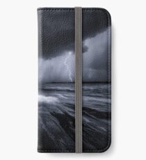 Schwarzes Wasser. iPhone Flip-Case/Hülle/Skin